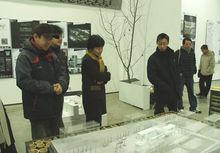 錢曉芳書記在參觀繼教院畢業展