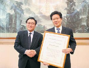 李盛霖為張春賢轉頒獎<a name="ref_[1]"></a>