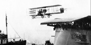 1910年11月14日，美國維吉尼亞州漢普頓錨地，尤金·埃利駕駛一架寇蒂斯雙翼機從美國海軍“伯明罕”號偵察巡洋艦上起飛