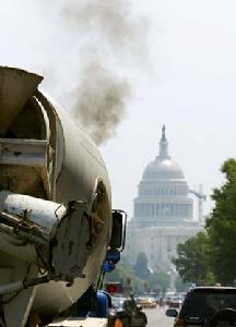 （圖）這張攝於2004年5月11日的資料照片顯示，在美國華盛頓國會附近，一輛貨車正在排出黑色廢氣。