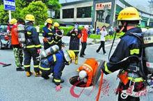 消防隊員打開下水道井蓋勘查