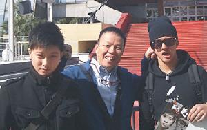 《酷馬》導演王小棣(中)與演員鄭靚歆(左)、黃遠在坎城紅地毯前合影