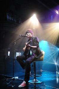 舞台前昔日人氣主唱穀子自彈自唱悽美憂鬱