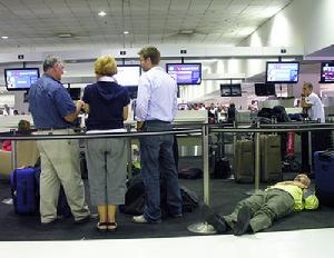 在機場，這樣也能睡得自在