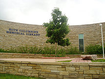 當初槍擊開始的地點現在建立了紀念碑，屠殺中最多人遇難的圖書館則被拆除