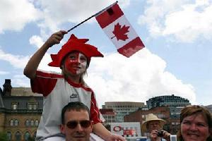 7月1日，兒童在渥太華國會山舉行的國慶日歡慶儀式上揮舞國旗