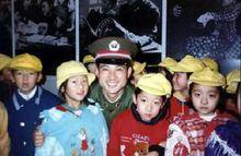 同學們與雷鋒班第19任班長李有寶在一起