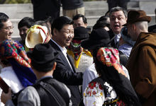 近平觀看土生葡人歌舞表演後和演員在一起