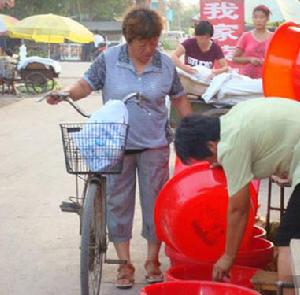 江蘇沛縣怪現象 大紅盆“避邪”