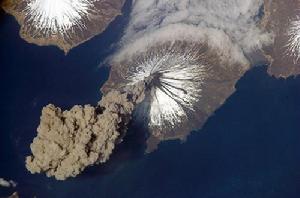 2006年5月23日，國際空間站“遠征13”任務成員拍攝到的了克利夫蘭火山噴發的場景。