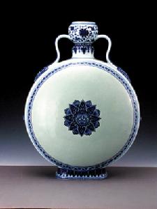 乾隆青花纏枝蓮紋抱月瓶