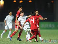 伊萬·納加耶夫（中）在比賽中突破