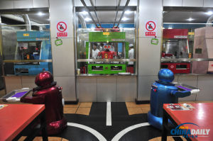 2013年1月12日，黑龍江省哈爾濱市機器人餐廳，機器人在烹飪菜餚。