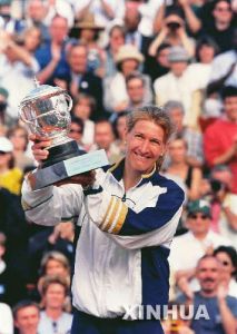 1999年6月5日，格拉芙捧起法國網球公開賽女單冠軍獎盃。