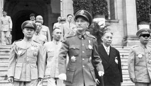 孫立人將軍（前左）和蔣介石一起步出“總統府”