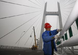 一名工人正在閔浦大橋上施工。