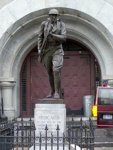 第十四團總部，布魯克林軍械庫正門和塑像。