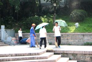 求知中學志願者幫環衛工人掃地