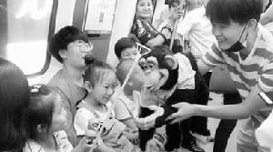 徐小迪在捷運上表演腹語