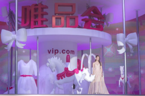 唯品會代言人昆凌乘鏇轉木馬驚喜出場唯品會代言人昆凌乘鏇轉木馬驚喜出場