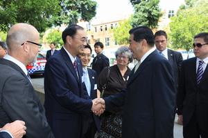 賈慶林主席與葛世榮校長（左二）親切握手