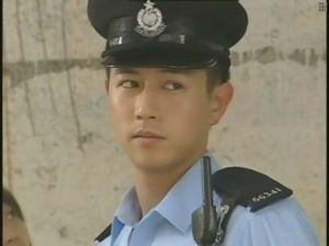 學警出更