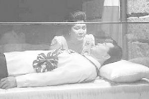 馬科斯夫人在丈夫的水晶棺前