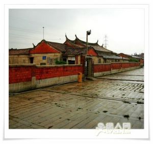 蔡氏古民居建築群位於福建南安官橋漳里村，距泉州市區20公里，為省級重點文物保護單位，與永定土樓並稱為福建的兩朵民居奇葩。蔡氏古民居建築群由蔡啟昌及其子蔡資深於清同治年間（1862）至宣統三年（1911）興建。現存較為完整的宅第共16座，依次前後平行排列有序地分布於大約3公傾（40多畝）的長方形地塊中，東西通長200多米，南北通寬100多米，占地面積15300平方米，建築多為穿斗式結構，硬山或卷棚屋頂。前后座之間鋪寬10多米的石埕，山牆之間有兩米寬的防火通道。單體建築多為三進或二進五開間的布局，軸線取南偏西5度，夏季南面日曬不入室內，冬季北風被後牆擋住，為閩南地區民居的最佳朝向。