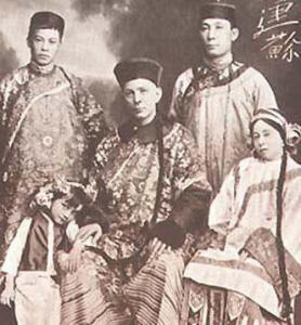 1909年，程連蘇與他的助手合影
