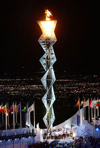 1980年美國冰球隊點燃了2002年冬季奧運會的聖火