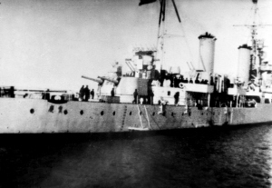 （圖）1949年2月26日，“重慶號”抵達煙臺港。