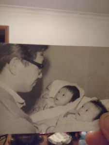 姜燁（右）童年與父親，龍鳳胎哥哥