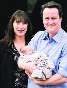英國首相卡梅倫和妻子孩子在一起