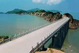 該橋的前方是淺門山島