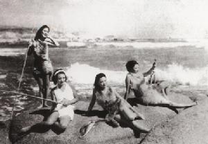 1937年電影《到自然去》白璐等的泳裝照