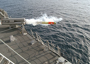 三聯裝Mk32 Mod 15型水面船艦魚雷管正射出一枚Mark-46 Mod 5輕型魚雷