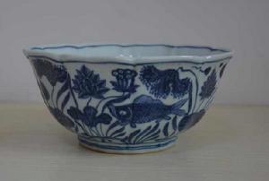 明宣德青花魚藻紋十棱菱口大碗 明宣德青花魚藻紋十棱菱口大碗