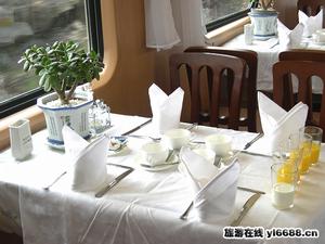 “康樂號”餐車餐桌