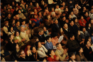 來甘迺迪藝術中心的觀眾如雲