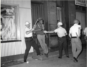 1964年8月12日，美國新澤西州，白人警察手拿警棍，驅趕參加民權運動的黑人。