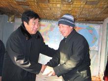 2004年1月31日，周恩義看望貧困黨員