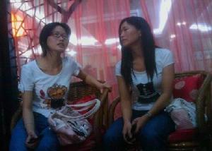 網友現場傳回的照片，困守南昌昌北機場的鐘家二女，目前已從廁所出來，在機場茶座休息，表情迷茫無措。