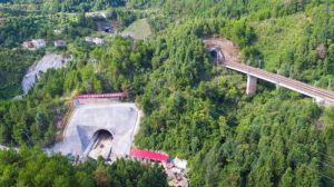 京九鐵路與京九高鐵在山體內立體交叉