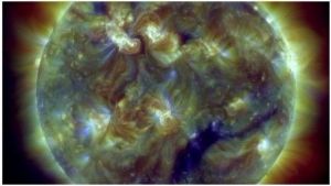2012年3月，美國宇航局圖像所顯示的太陽表面上的極紫外線波長