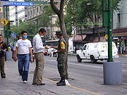 （圖）墨西哥士兵在市面上的派發口罩