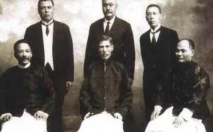 何東爵士(中坐)和弟弟何福(左站)及何甘堂(右坐)