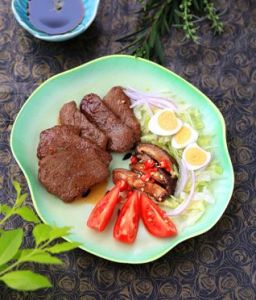 煎牛排配蔬菜沙拉 煎牛排配蔬菜沙拉