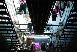 唐家嶺某出租樓內，四棟樓被私建的鐵板連線起來，鐵板上是洗漱間，旁邊可以晾衣服。