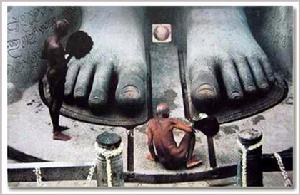 55歲的耆那教聖僧阿查爾亞·馬哈拉耶正坐在一座耆那教寺廟附近