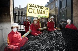 綠色和平組織在法國生態部門前倒煤抗議